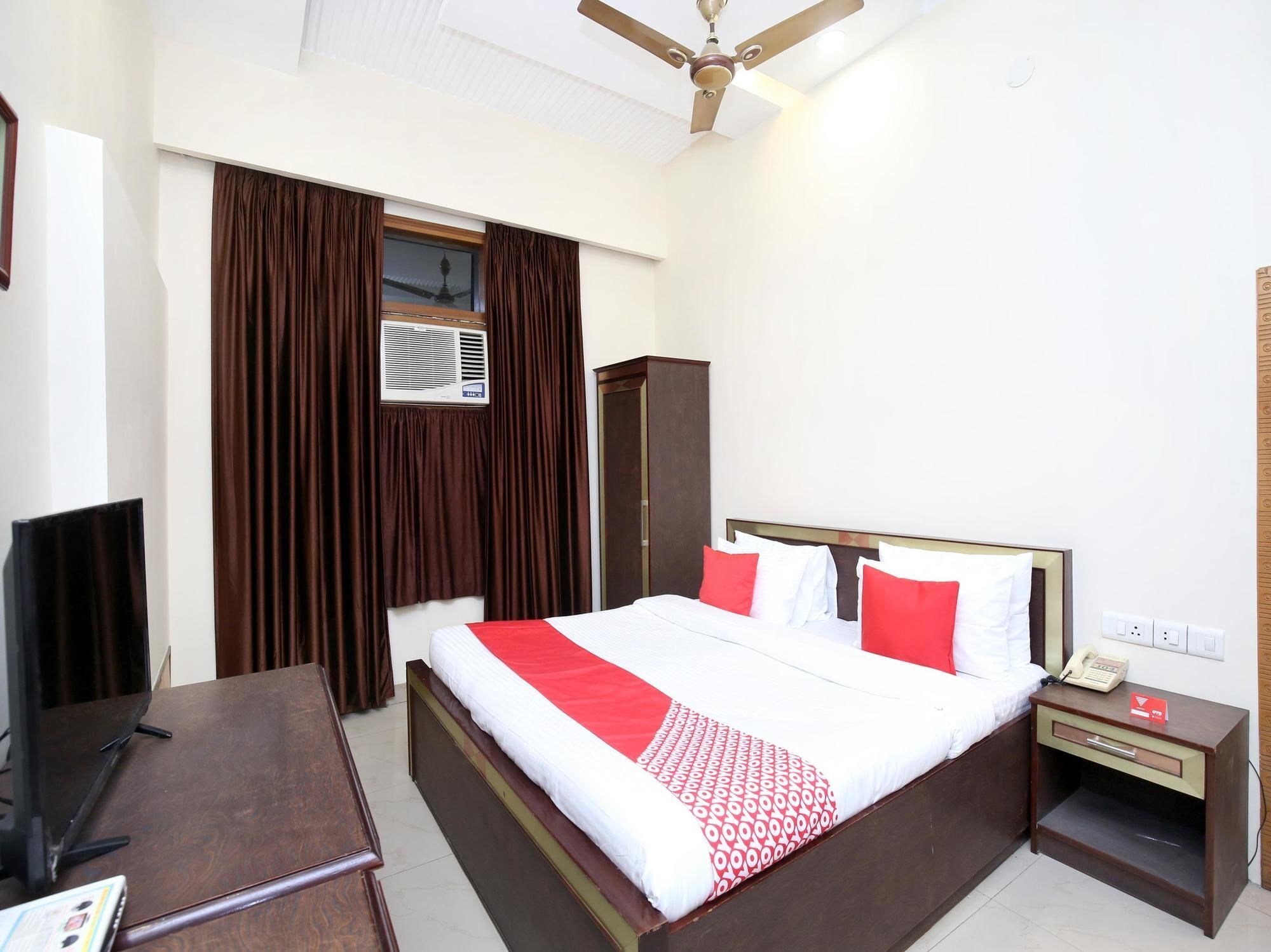 OYO 13877 Hotel Le Bon Ton Ludhiana Buitenkant foto